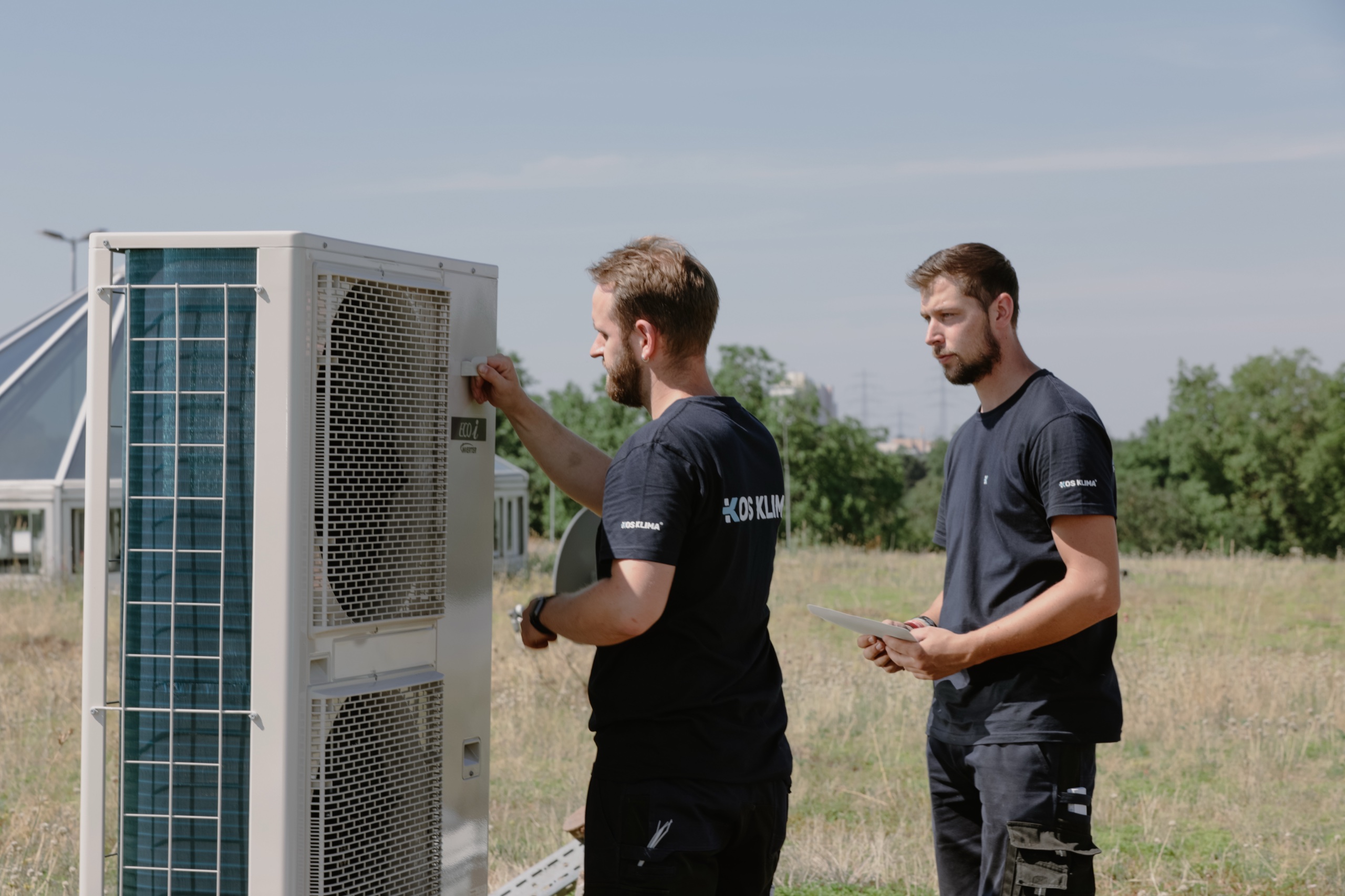 KOS-KLIMA-Techniker am Au&szlig;enger&auml;t einer Klimaanlage