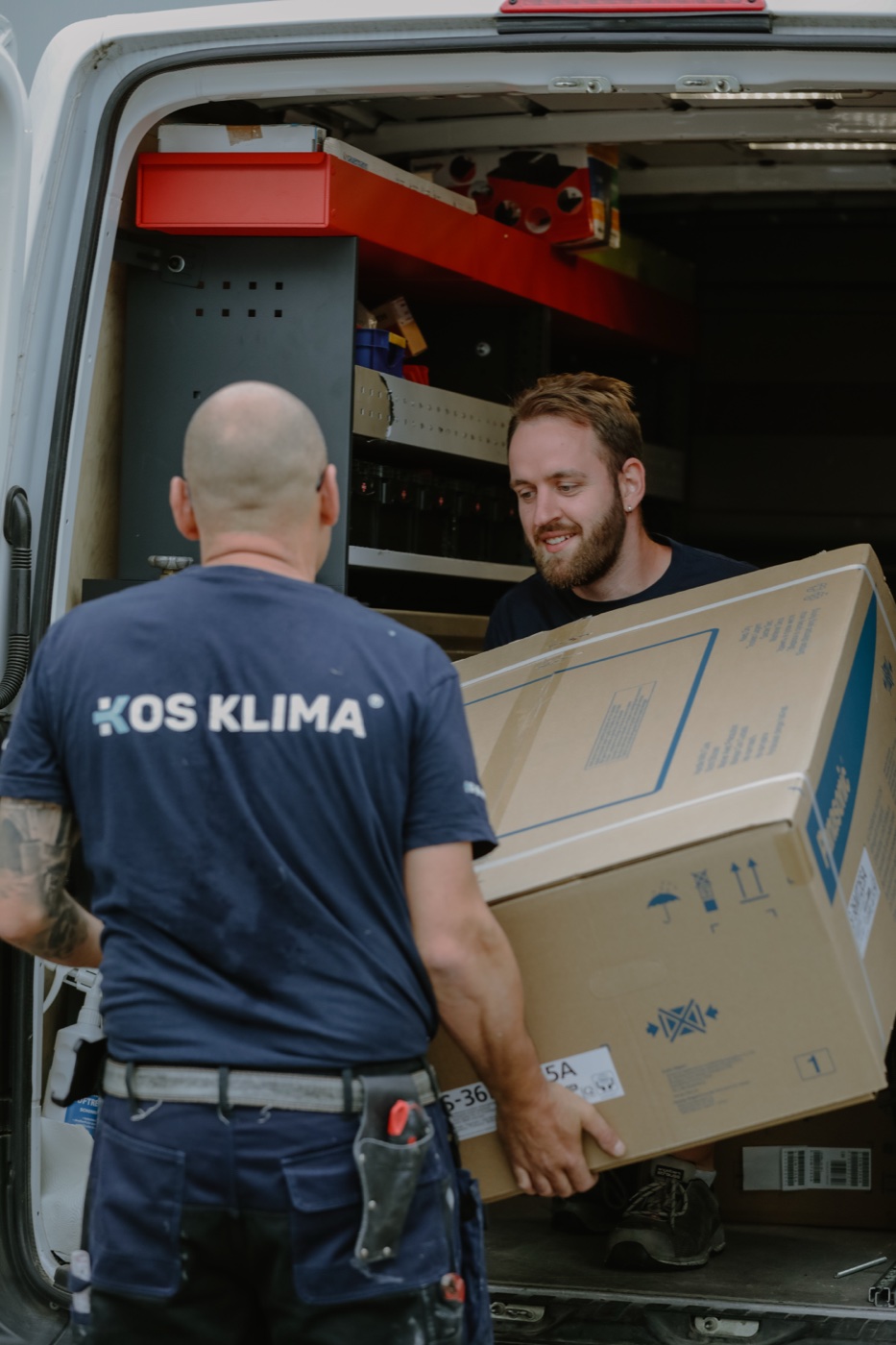 KOS-KLIMA-Serviceteam am Servicefahrzeug